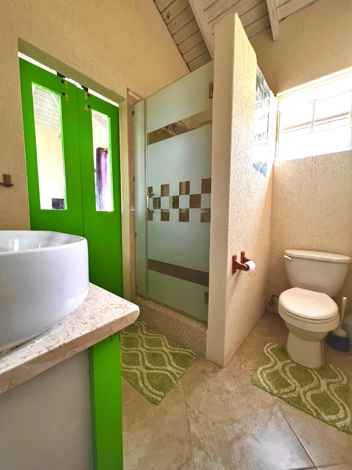 Cozy Modern Upstairs 2 Bed A/C Apt Near 2 Everything St. Philip Eksteriør billede