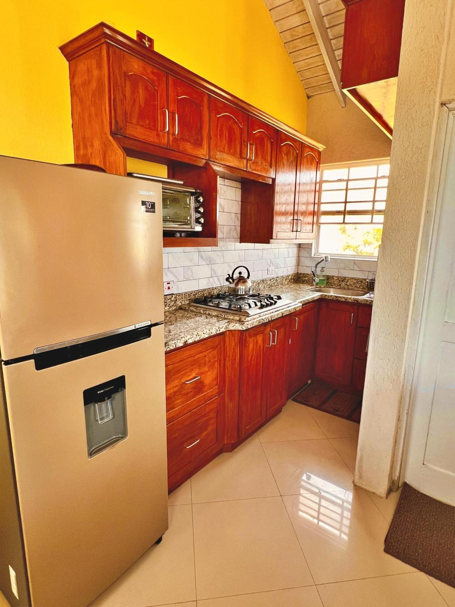 Cozy Modern Upstairs 2 Bed A/C Apt Near 2 Everything St. Philip Eksteriør billede